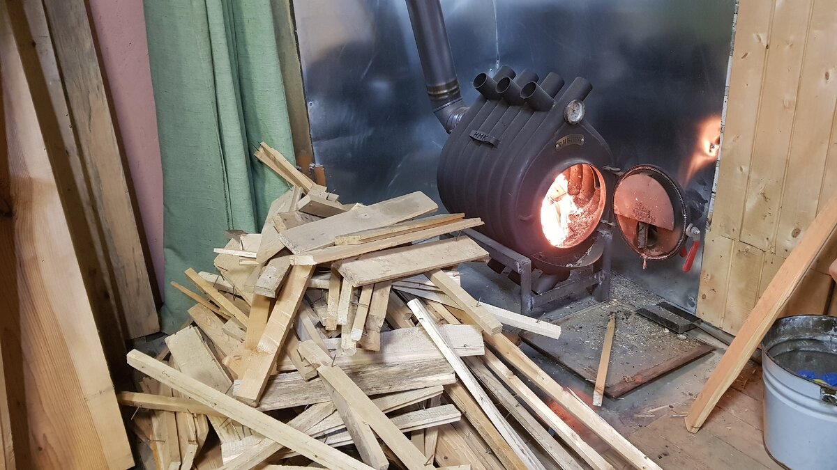 Единственное, что нужно было, это пилить палки по размеру, так как в печь умещалась палка длиной не более 35-40 сантиметров.