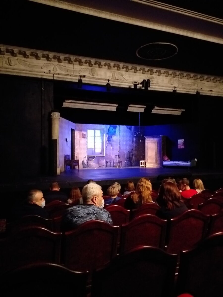 Зал перед началом спектакля