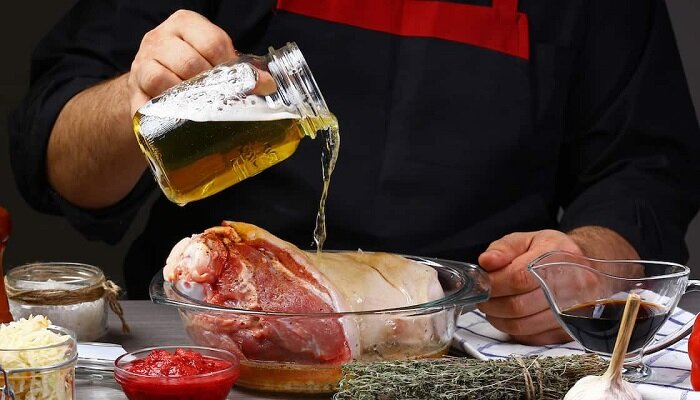 Традиции пивоварения тесно связаны с кулинарией – пенный напиток стал ингредиентом многих рецептов. Пиво помогает разнообразить обычные блюда, придавая им дополнительные вкусовые оттенки. Но приступая к готовке, важно понимать, какой именно напиток использовать, ведь существует множество сортов, отличающихся вкусовыми качествами.