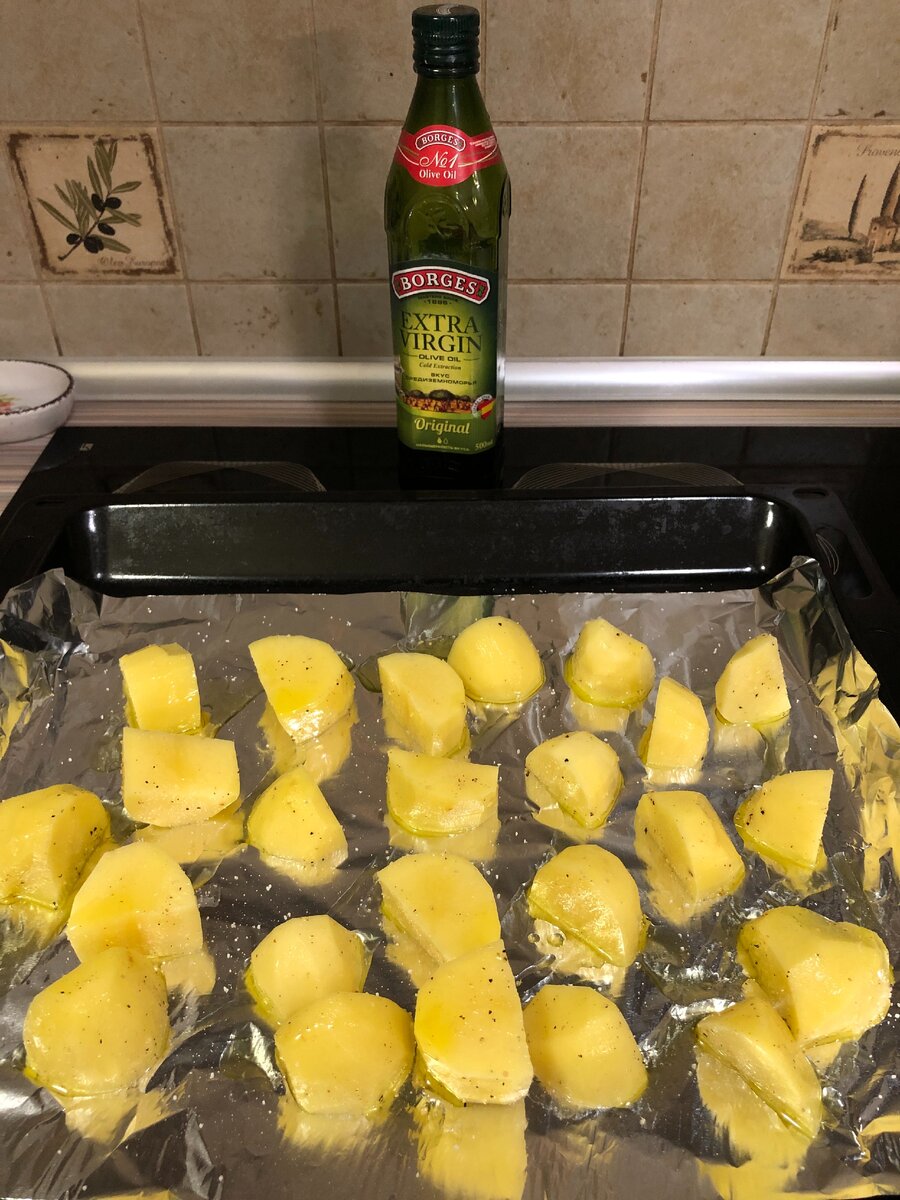 Лучше положить картофель на фольгу, так легче потом будет мыть противень