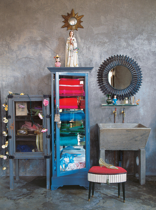 Грубый бетонный умывальник подчеркивает атмосферу бункера и навевает хозяйке воспоминания детства. Подобные раковины традиционно использовались в Южной Африке для стирки белья на улице. Винтажную подставку для ног Бессон купила в одном из путешествий. ФОТО: ДЕНИЗ БОНЕНТИ (DENISE BONENTI/VEGA MG)