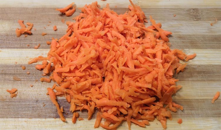 Натертая морковь. Фото сайта https://edatomy.ru