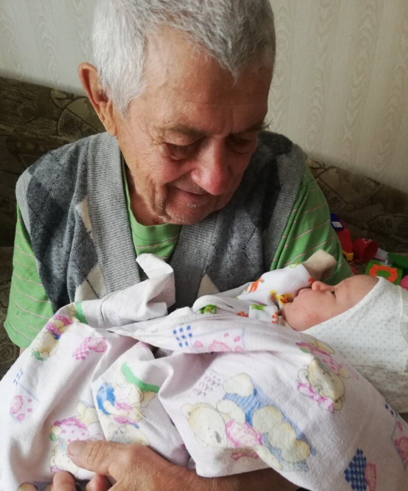 Дедушка с новорожденной правнучкой. На данный момент у деда 4 внуков и 4 правнуков 