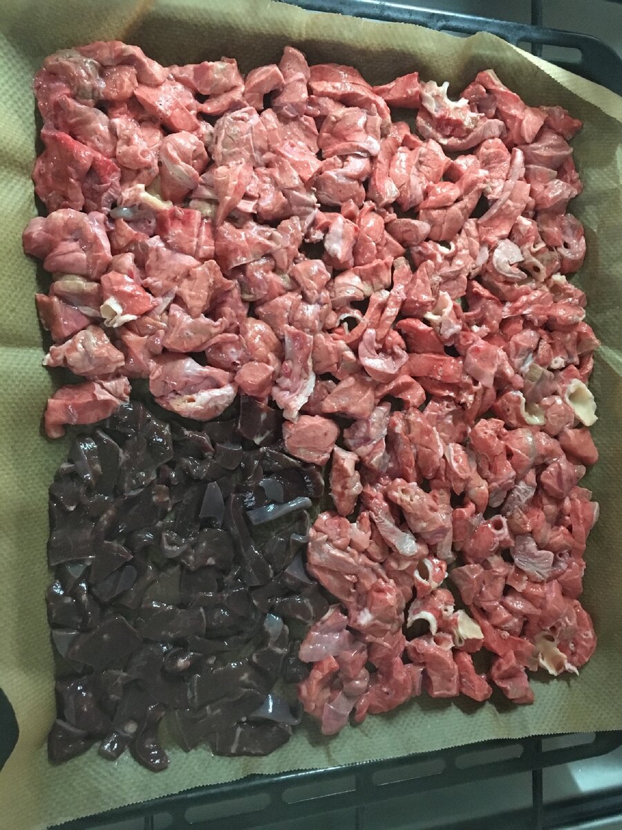 Говяжье легкое и говяжья печень готовятся к отправке в духовку