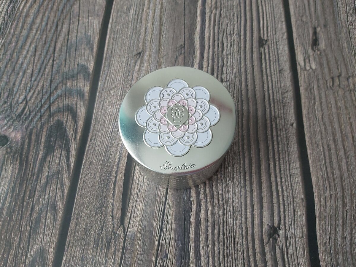 Пудра-шарики "Meteorites Perles" от Guerlain , палетки для лица от Hourglass