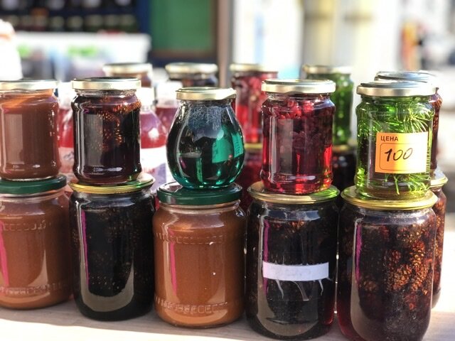 За красочной палитрой скрыты неведомые вкусы. И только присмотритесь к цене. Чуть больше магического доллара. Ну где, где ещё можно купить за такую сумму что-то интереснее магнитика?