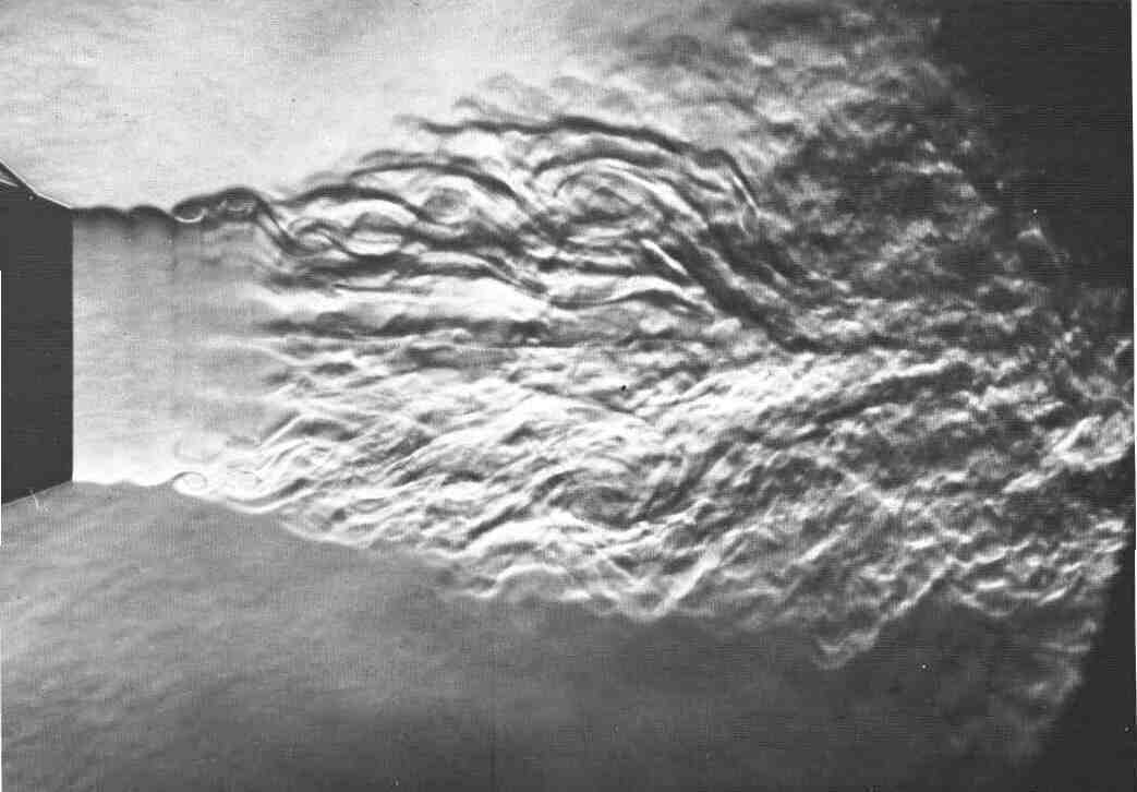 Турбулентная струя воды. Иллюстрация из книги «Альбом течений жидкости и газа» Милтона Ван Дайка.