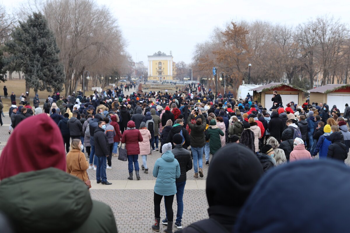 Митинг в калуге. Несанкционированный митинг. Екатеринбург стихийный митинг на Кафедральной площади. Митинг Навального Астрахань. ..Томские мобилизованные стихийный митинг.