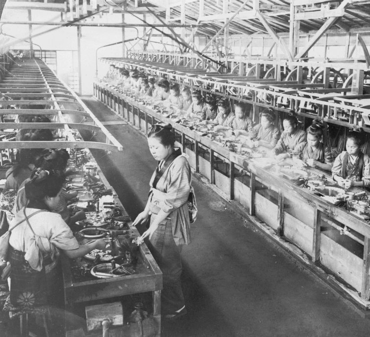 Японская шелковая фабрика в 1905 году. Работа продолжается: коконы личинок варят, а шелк наматывают на катушки.