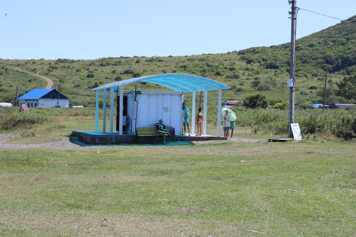 Морская касса на Рейнеке расположена рядом с причалом, в посёлке.