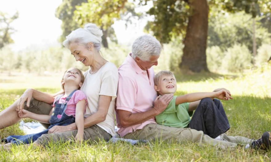 (Фото в свободном доступе интернета)... Много лет она заменяла свой отдых на то, что привозили внуков к себе на весь месяц...