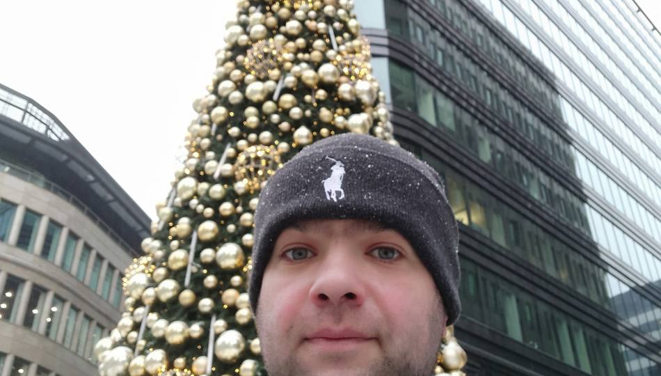 Петя говорил: "Я женюсь только на модели - у меня запросы!". Недавно увидел его жену и на смех прорвало (показываю).