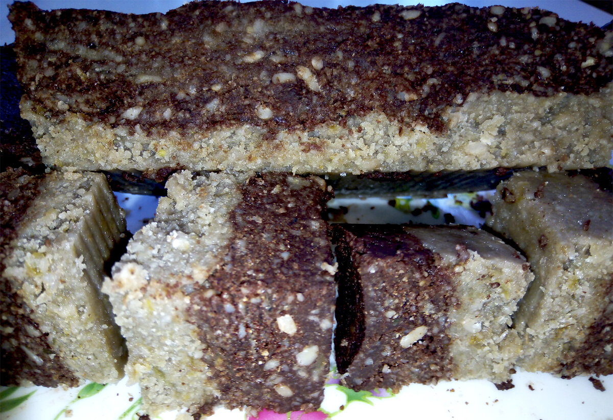 Домашняя шоколадная халва, часть семечек остается неперемолотой или их можно специально добавить для красоты