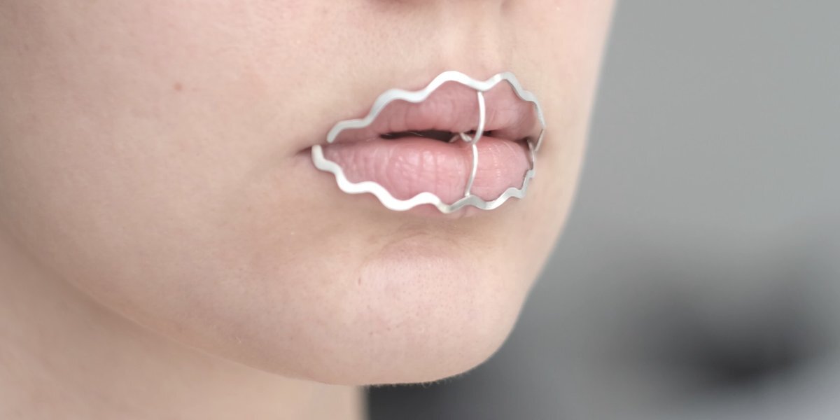 украшение Любови Кедриной из серии "Passive observer"