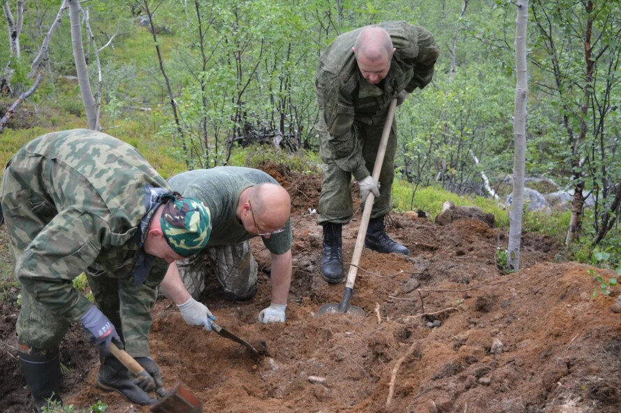 О тех кто погиб, но не отступил с последнего рубежа обороны, да так и остался засыпанным землёй в окопе...
Говорят, что война не окончена, пока не захоронен последний павший солдат.-2
