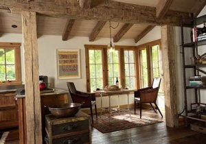 Готовясь к ремонту частного дома, хочется сделать новый облик комнат неповторимым и интересным. Тот, кто хочет придать своей квартире уют и красоту, должен знать о том, что  потолочные балки в интерьере - отличный элемент дизайна. Эти конструкции не являются несущими, но весьма точно имитируют состаренное дерево.