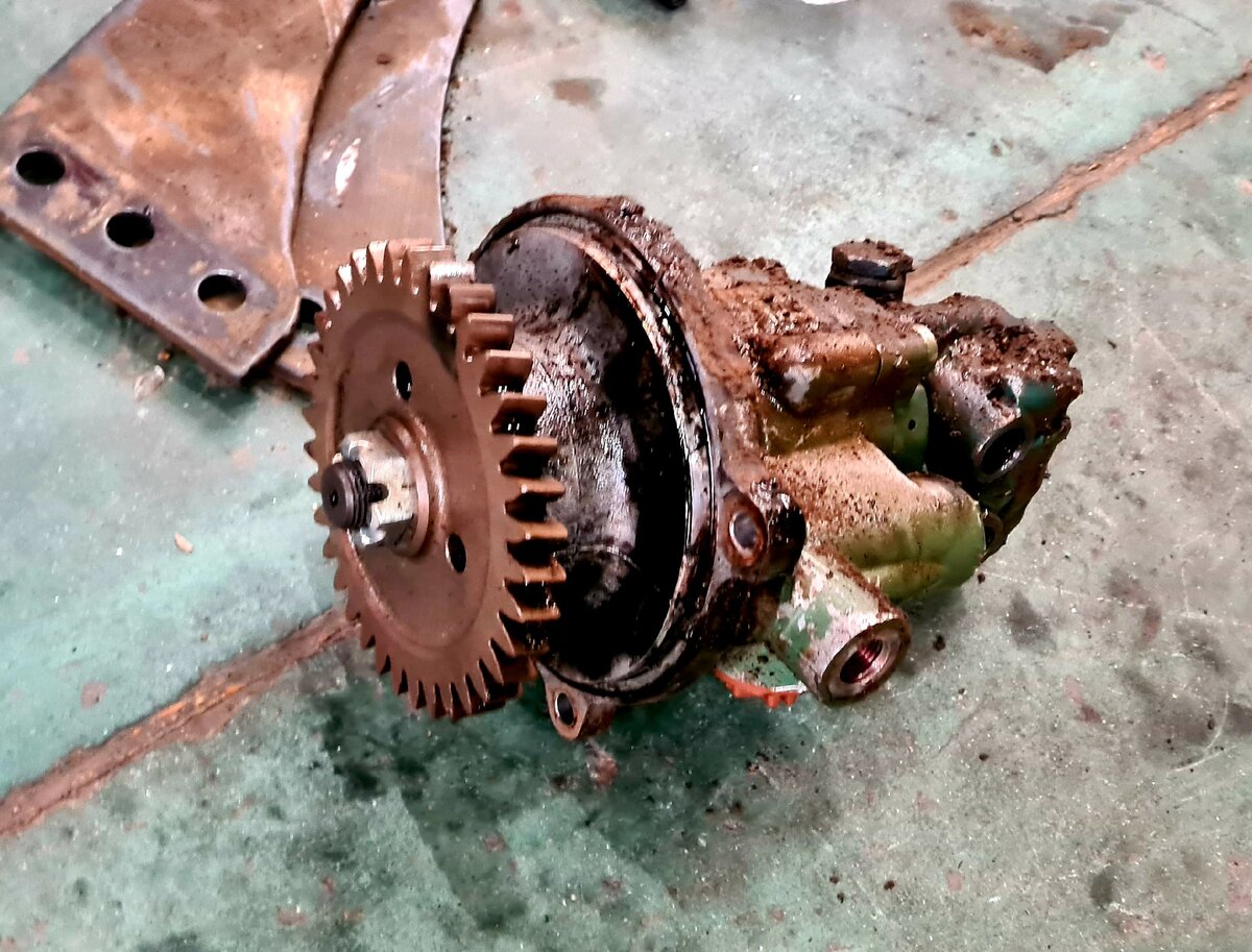 Внимание: Надеть соответствующую одежду для защиты от контакта с топливом и гидравлическим маслом.