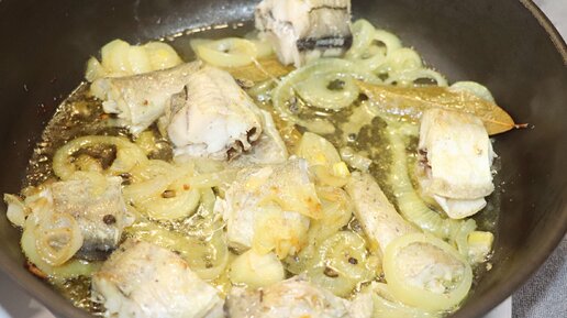 рыба с луком и морковью под майонезом на сковороде