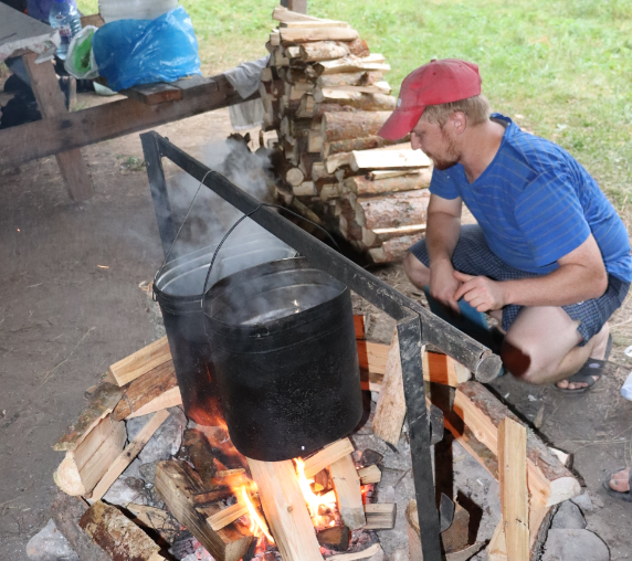 Как правило,  в такое утро готовим кашку рисовую или манную,  какао и бутерброды с сыром и колбасой ("Невский сервелат" если кто не помнит)