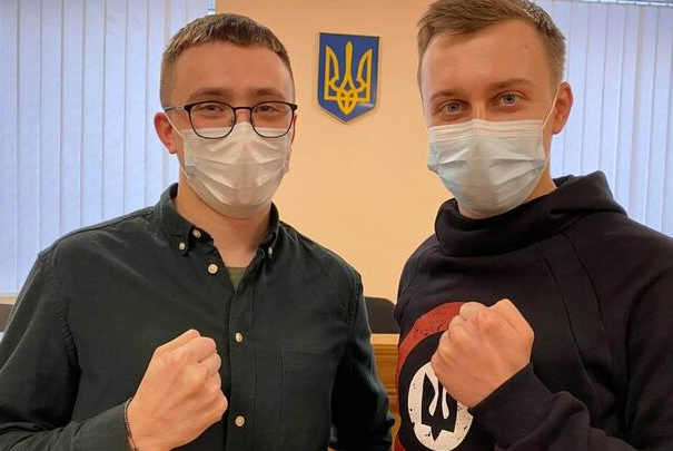 Слева Сергей Стерненко, справа Роман Лозинский. Соблюдают санитарные меры - не желают распространять заразу.