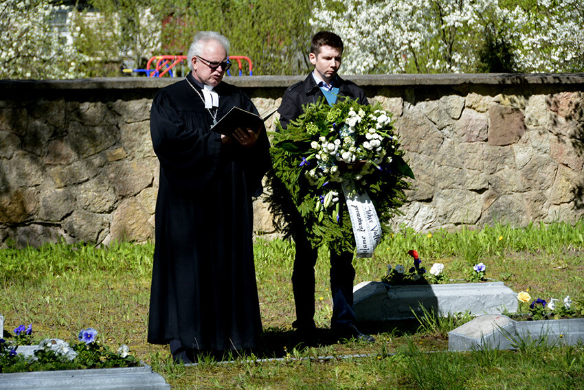 Поминальная служба на кладбище в Кингисеппе. Справа — Мартин Репинский
