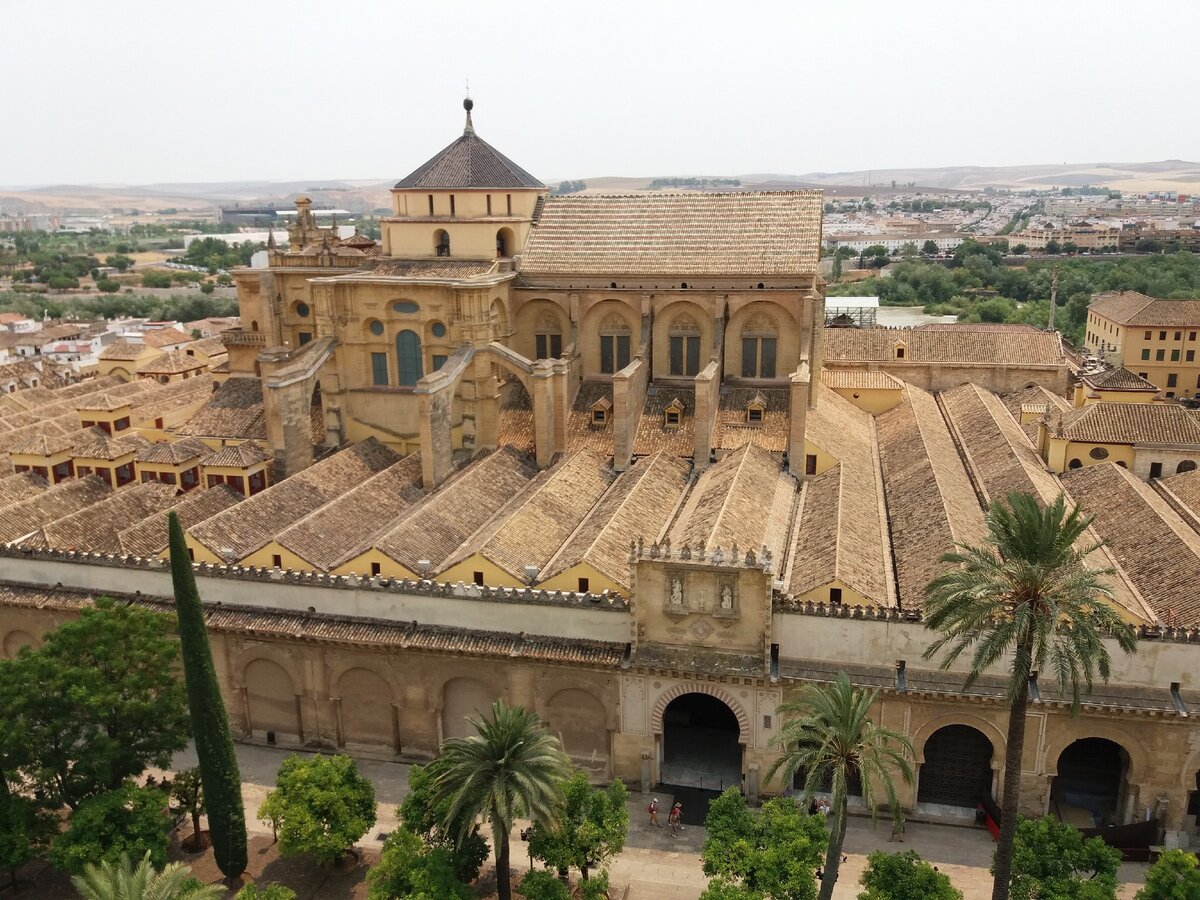 Знаменитая кордовская мечеть La Mezquita и выстроенный посередине католический храм