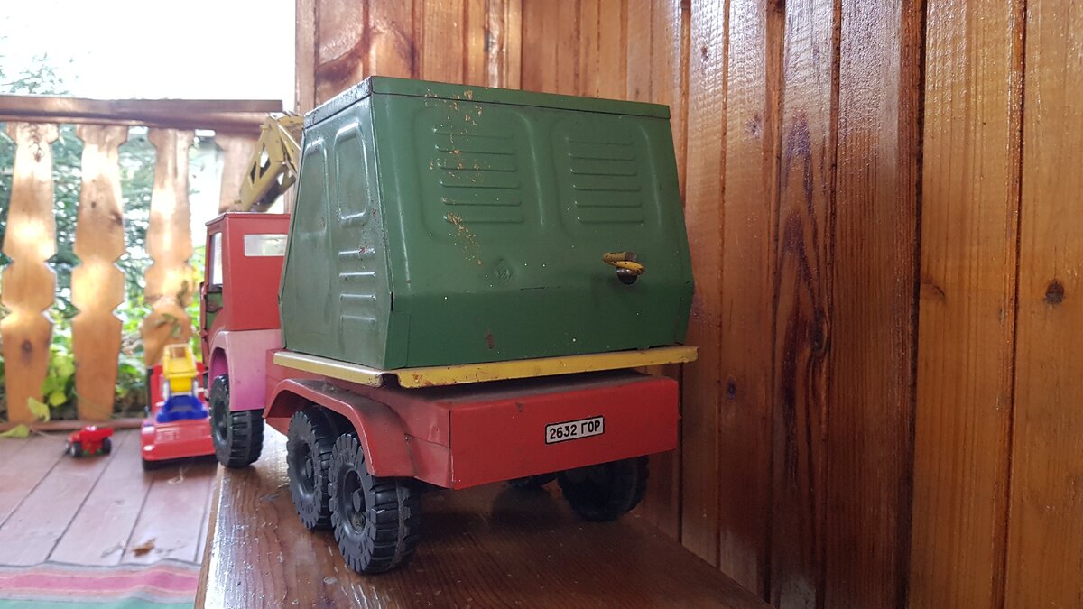 Задняя часть машины, рычажок жёлтого цвета. Крутится, как будто вы заводите часы или открываете дверь ключом.