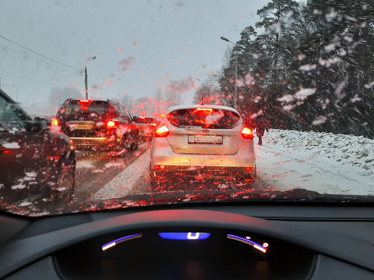 автомобиль ford на дороге  зимой. Фото автора