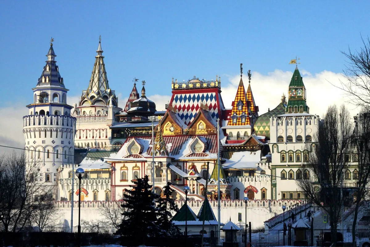 Места москвы которые стоит посетить летом. Москва красная площадь александровский сад. Набережная кремля москва. Москва кремль александровский сад. Усадьба измайлово кремль.