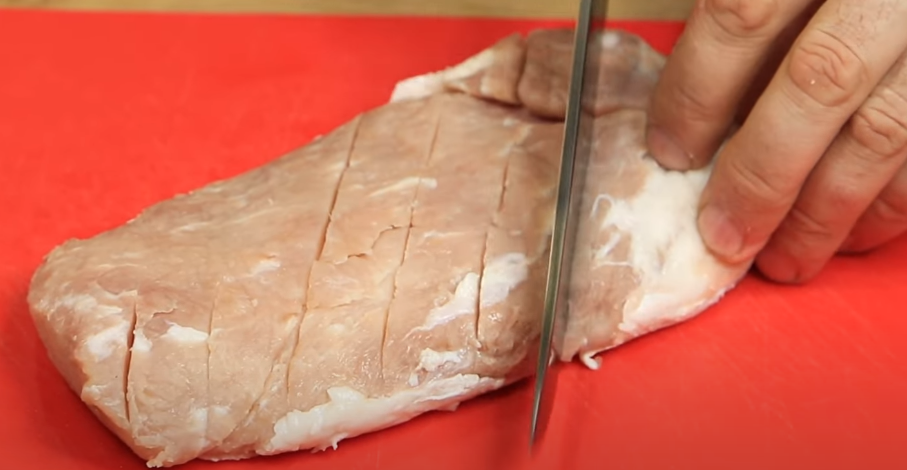 делаем неглубокие надрезы на мясе с обоих сторон.