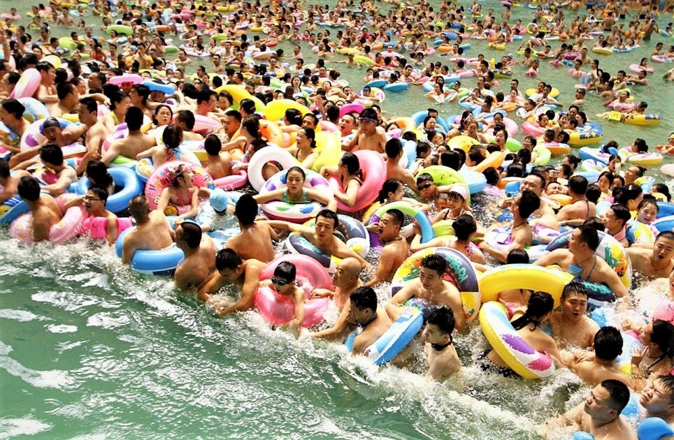 Китайцы купаются в море. Источник https://vk.cc/c4TsFZ