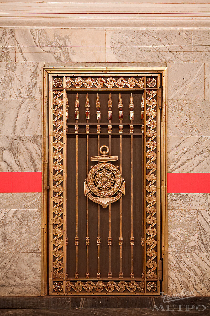 Дверь с характерным якорем - станция "Балтийская". Это тоже первая очередь, 1955 год