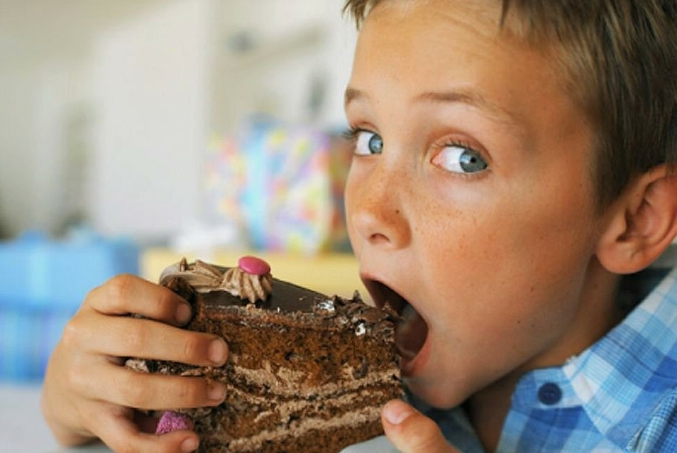 Сладости для детей. Дети и сладкое. Мальчик ест торт. Мальчик ест сладкое. Ребенок ест сладости