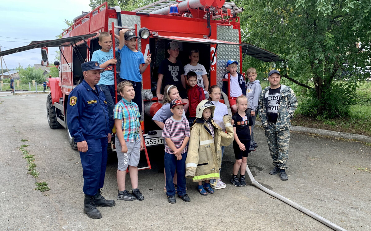 Дети вокруг пожарной машины