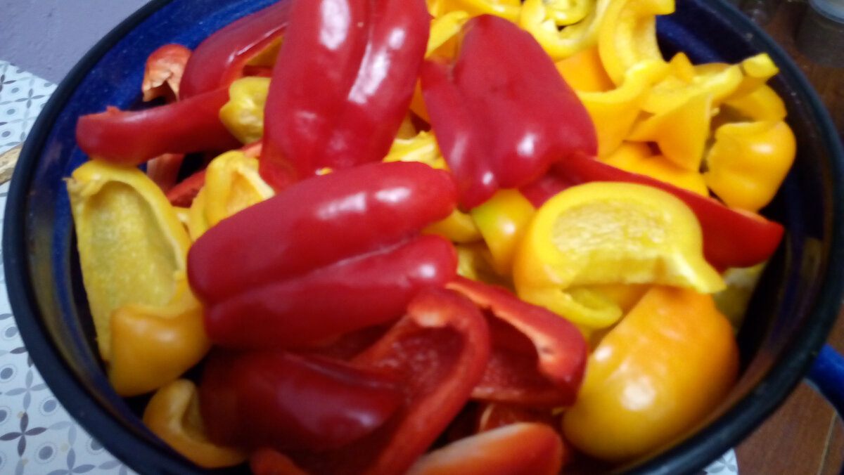 Не обязательно брать перец одного цвета. Если есть, добавляйте желтый, зеленый, так ваши консервы будут очень красиво смотреться в баночках. Фото автора.