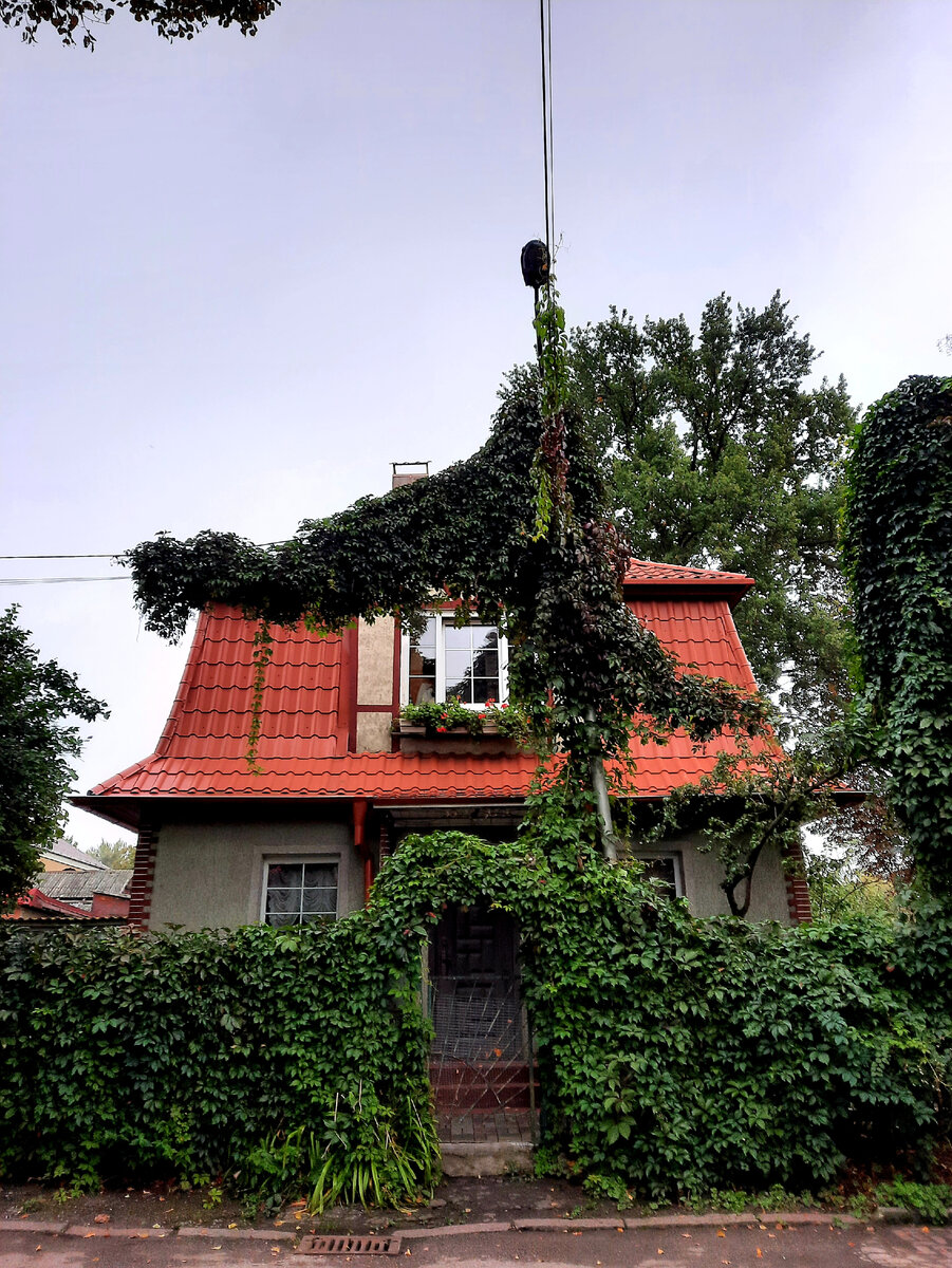 Мимо этого домика невозможно пройти, он встретит вас обязательно в начале улицы Ремонтной.