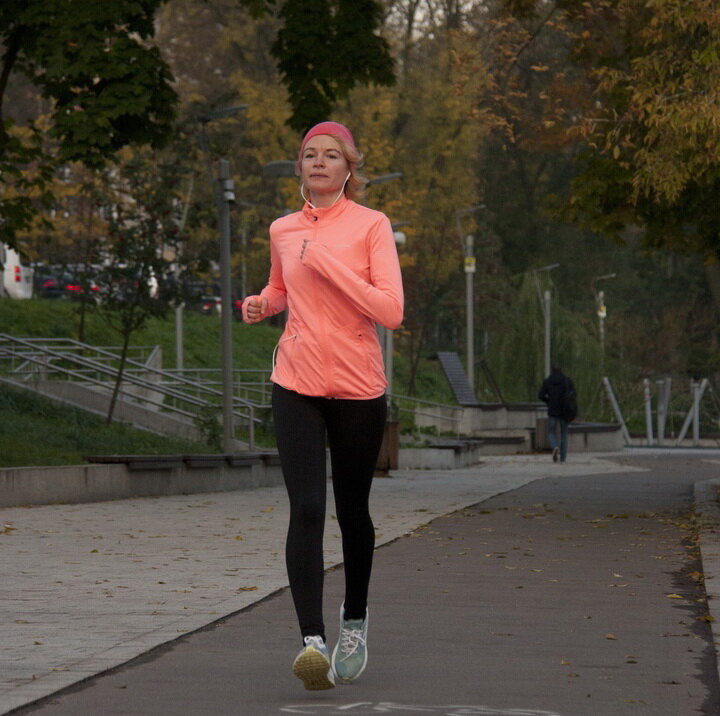 Автор канала "парит" на пробежке))