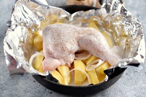 Как приготовить курицу с картошкой в духовке на противне?