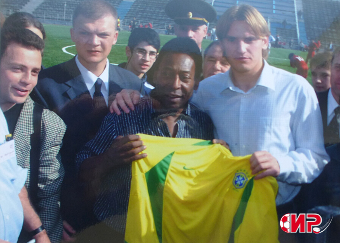 2003 год, Пеле с Булыкиным, тогда ведущим нападающим сборной, на стадионе «Динамо», ну и я затесался! Фото из моего архива.