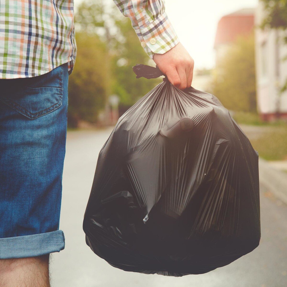 Когда и как правильно выносить мусор из дома