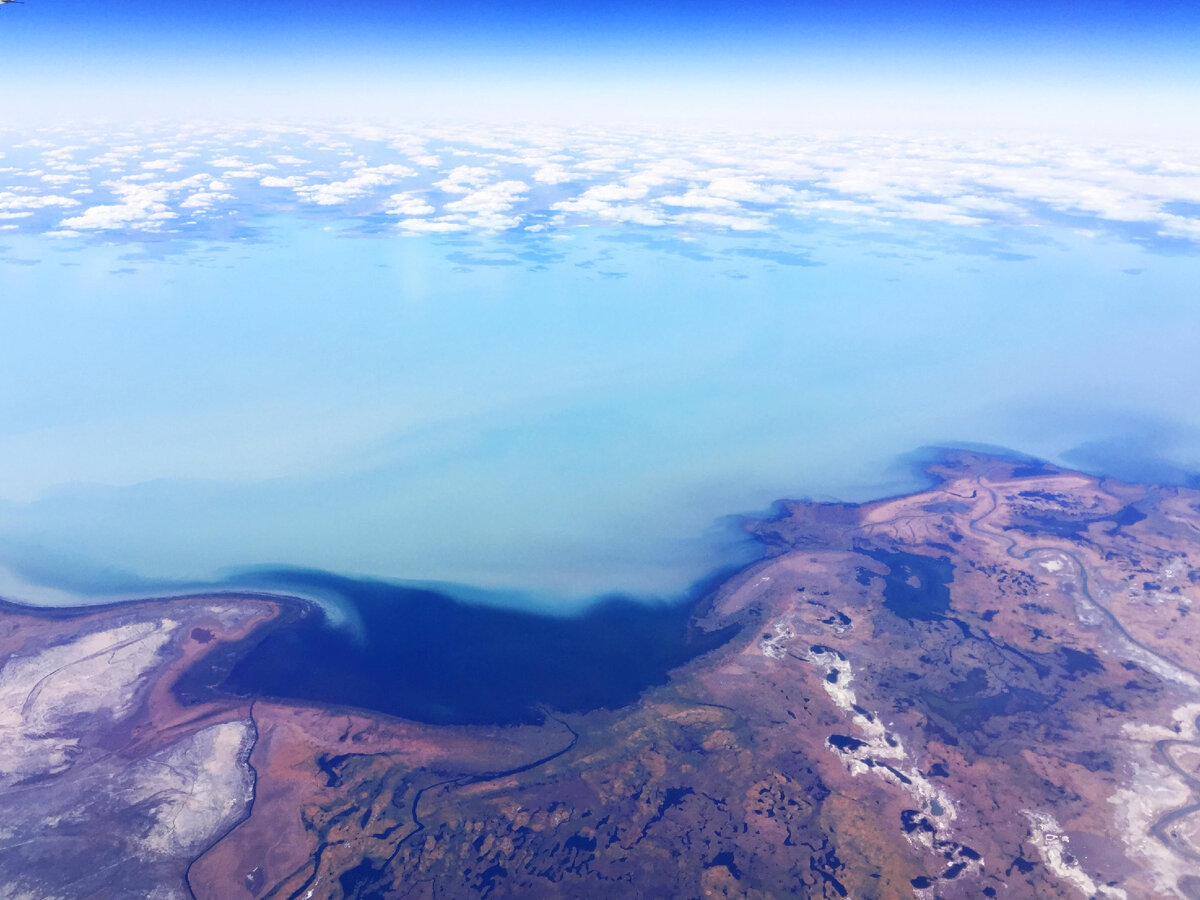 Балхаш – полупресноводное бессточное, второе после Каспийского моря по величине, соленое непересыхающее озеро. В перечне крупнейших озер мира оно занимает четырнадцатое место.