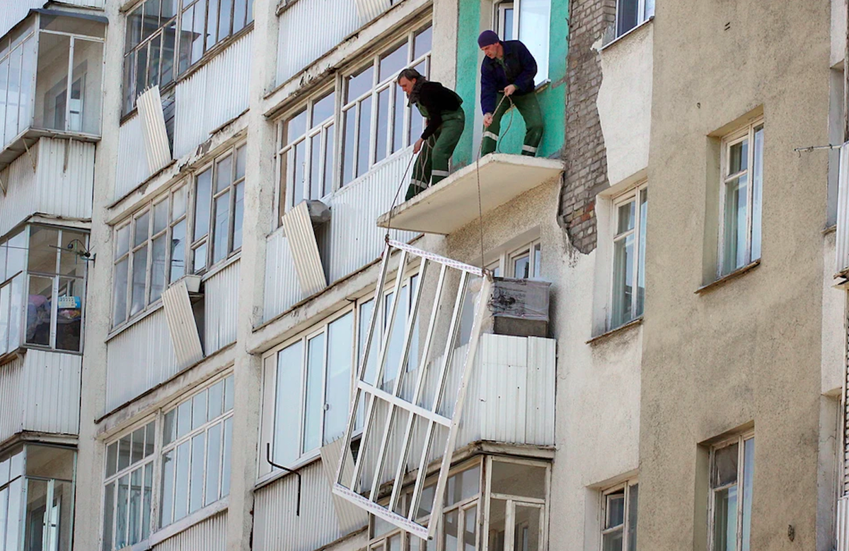 Какие балконы нельзя. Дом с балконами многоэтажный. Балконы хрущевок. Балкон в многоквартирном доме. Балкон снаружи