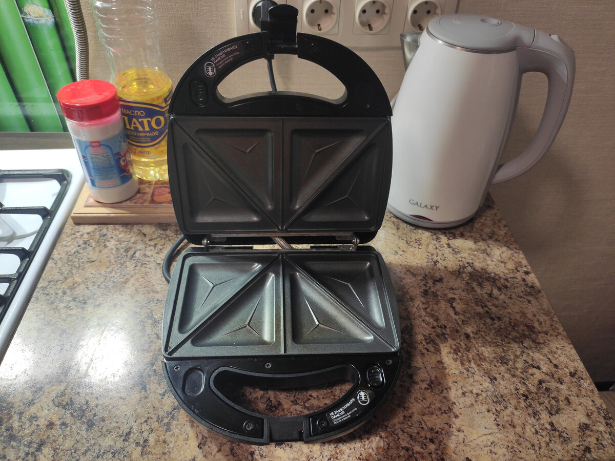 С установленными панелями для бутербродов и хлеба.