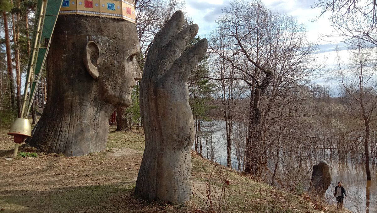 Как будто приветствует каждого посетителя.