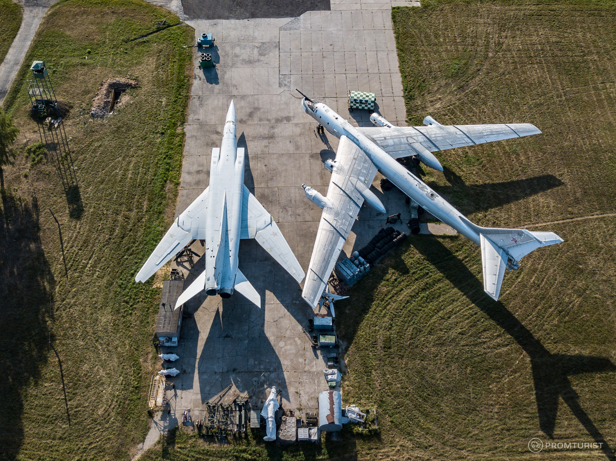 Собирал грибы, а нашёл (на полянке) Ту-95 и Ту-22М3. Ну и сравнил их ✈️??3