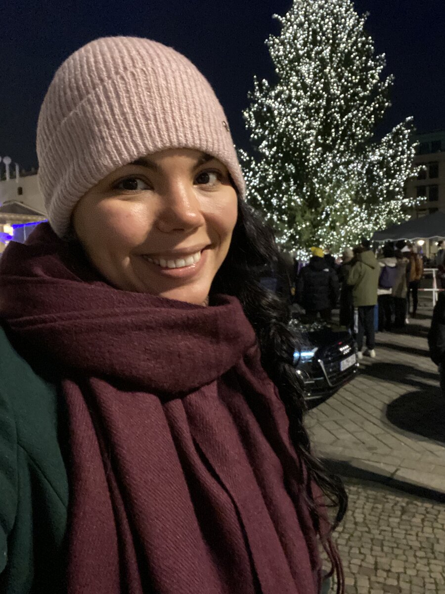 Фото автора в Берлине, напротив ёлки у Бранденбургских ворот