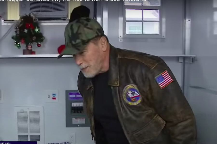 Арнольд заходит и присаживается.