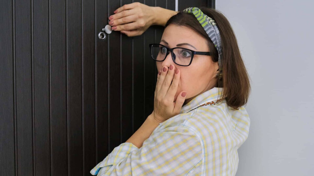 Задержавшись у дверей сестра еще раз помахала рукой