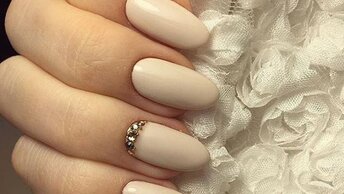 Однотонный современный дизайн ногтей 2022 года для невесты, фото, свадебный маникюр: красивые и нежные идеи.