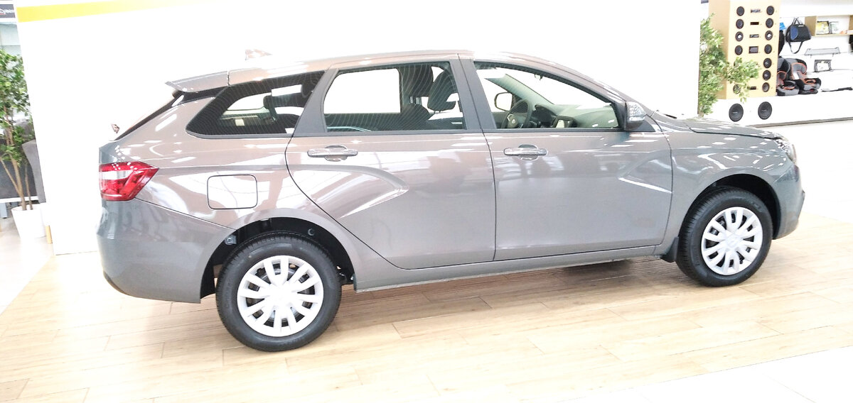 Лада Веста в автосалоне